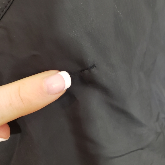 Women's Nike Black Out Winderbreaker Medium - Picture 4 of 10